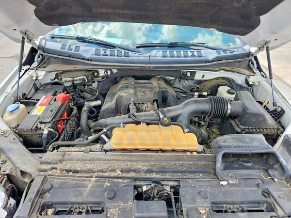 2017 FORD F150 SuperCrew — Engine bay