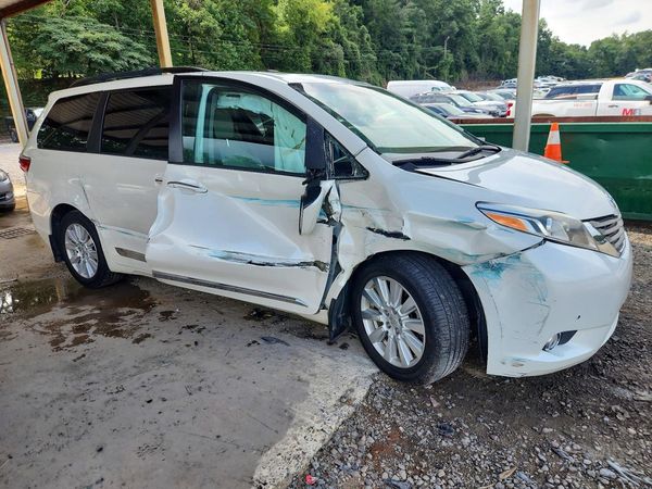 2017 TOYOTA SIENNA
