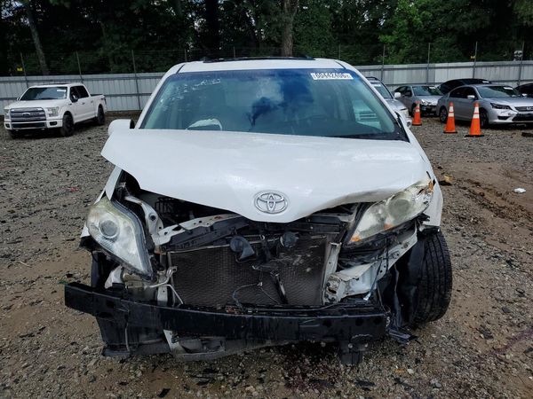 2016 TOYOTA SIENNA