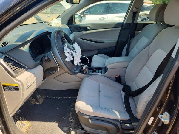 2017 HYUNDAI TUCSON SE (no options)