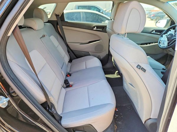 2017 HYUNDAI TUCSON SE (no options)