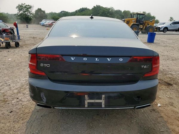 2018 VOLVO S90 Momentum
