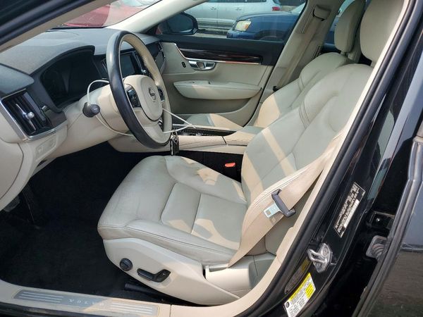 2018 VOLVO S90 Momentum