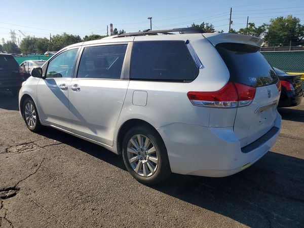 2012 TOYOTA SIENNA