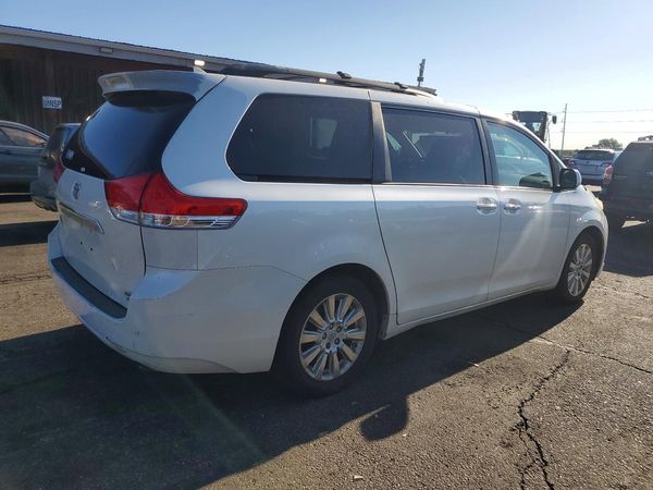 2012 TOYOTA SIENNA