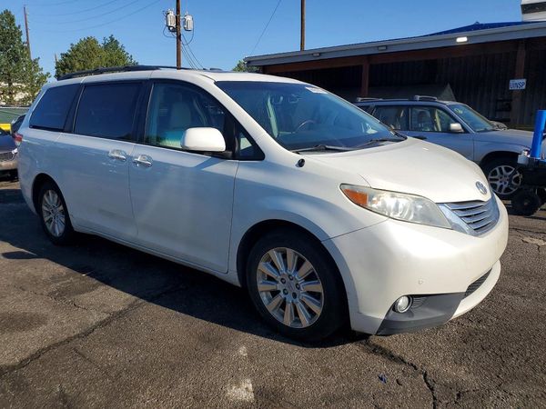 2012 TOYOTA SIENNA