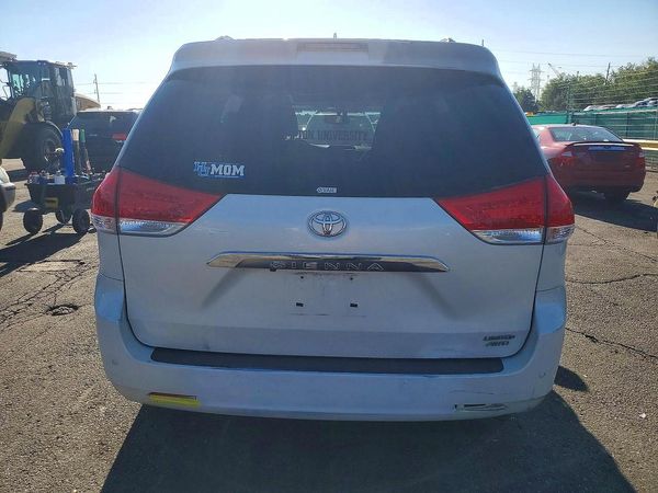2012 TOYOTA SIENNA