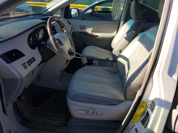 2012 TOYOTA SIENNA