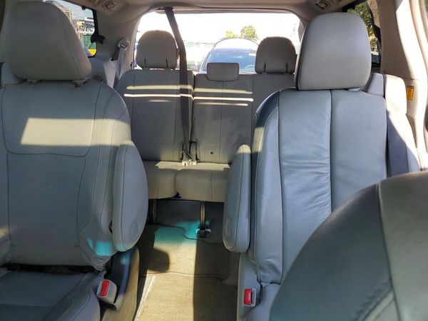 2012 TOYOTA SIENNA