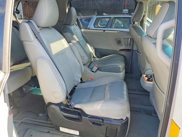 2012 TOYOTA SIENNA
