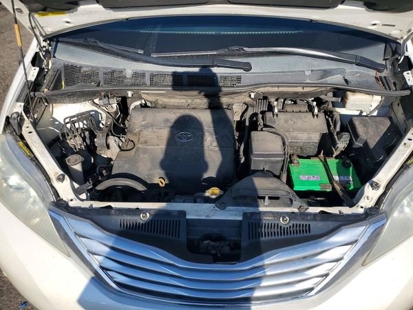 2012 TOYOTA SIENNA