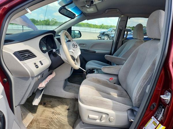 2014 TOYOTA SIENNA