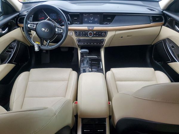 2017 KIA CADENZA Premium