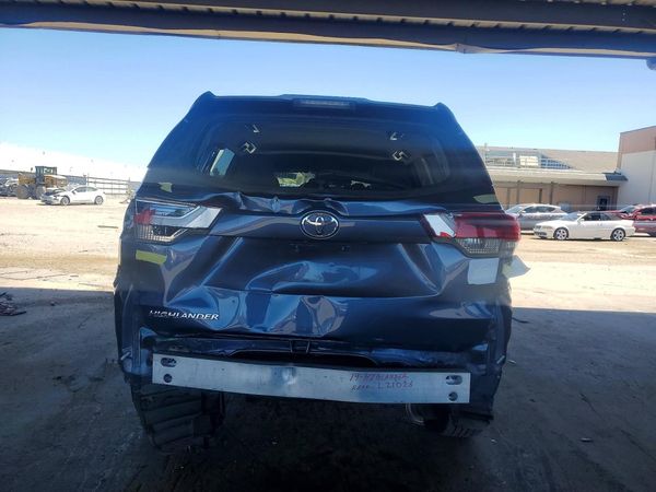 2018 TOYOTA HIGHLANDER LE