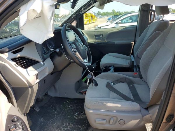 2019 TOYOTA SIENNA LE