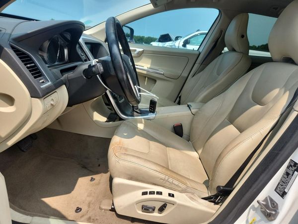 2015 VOLVO XC60 Premier+ (non R design)