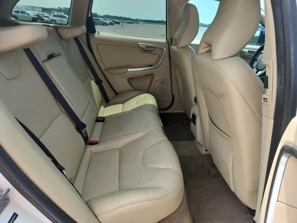 2015 VOLVO XC60 Premier+ (non R design)
