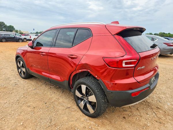 2019 VOLVO XC40 Momentum