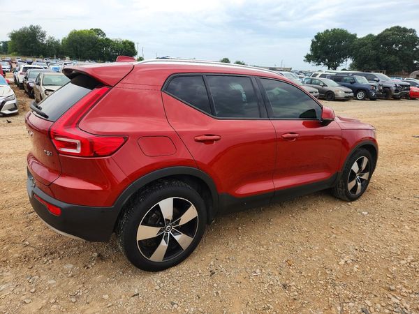 2019 VOLVO XC40 Momentum