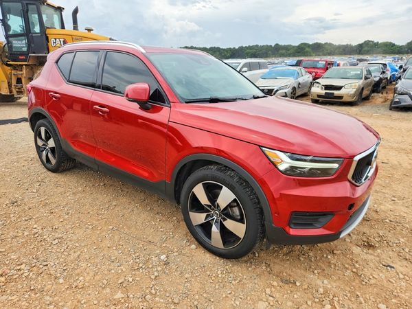 2019 VOLVO XC40 Momentum