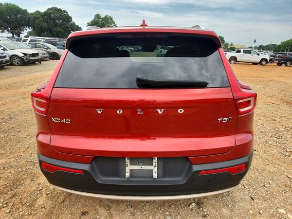 2019 VOLVO XC40 Momentum