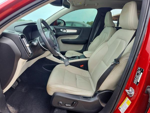 2019 VOLVO XC40 Momentum