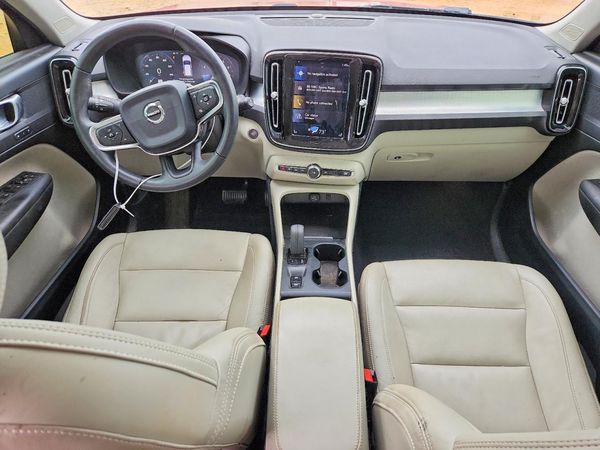 2019 VOLVO XC40 Momentum