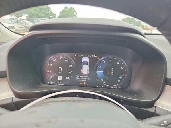 2019 VOLVO XC40 Momentum