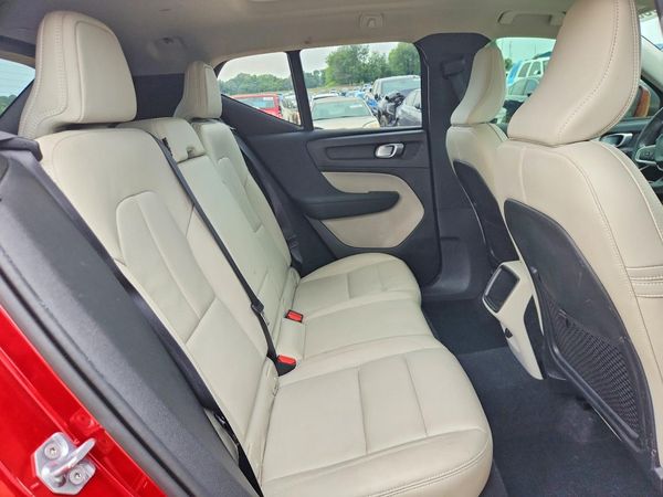 2019 VOLVO XC40 Momentum