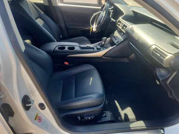 2016 LEXUS IS 200T