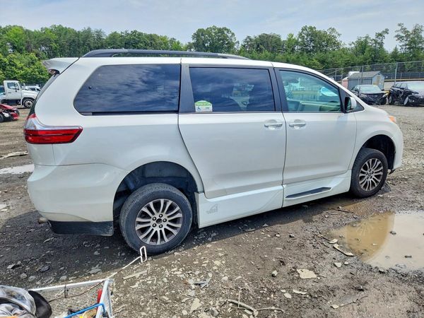2020 TOYOTA SIENNA Q grade