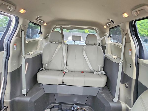 2020 TOYOTA SIENNA Q grade