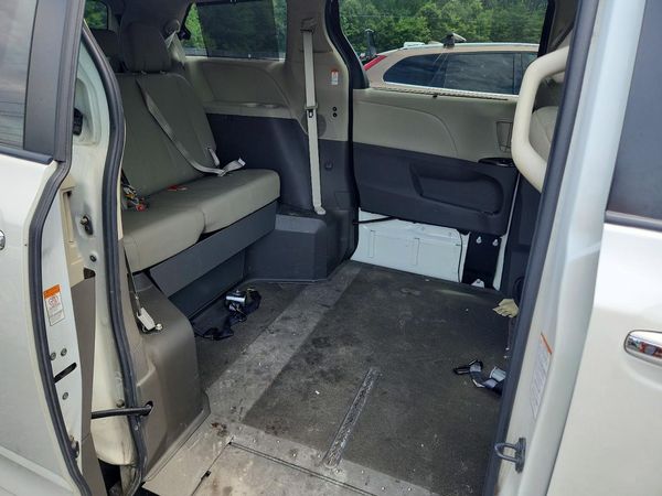 2020 TOYOTA SIENNA Q grade