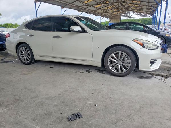 2017 INFINITI Q70