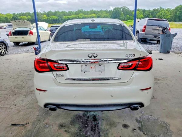 2017 INFINITI Q70