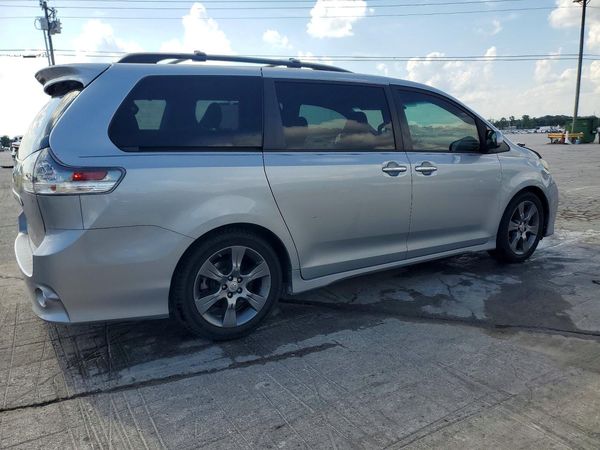 2016 TOYOTA SIENNA