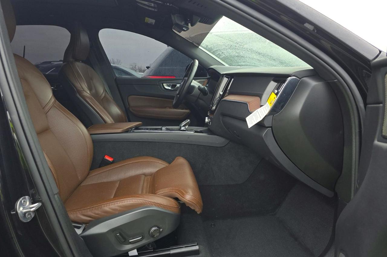 2024 VOLVO XC60 Ultimate Dark