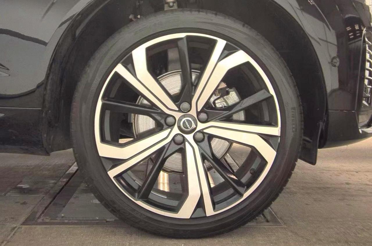 2024 VOLVO XC60 Ultimate Dark