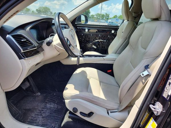 2019 VOLVO XC90 Momentum