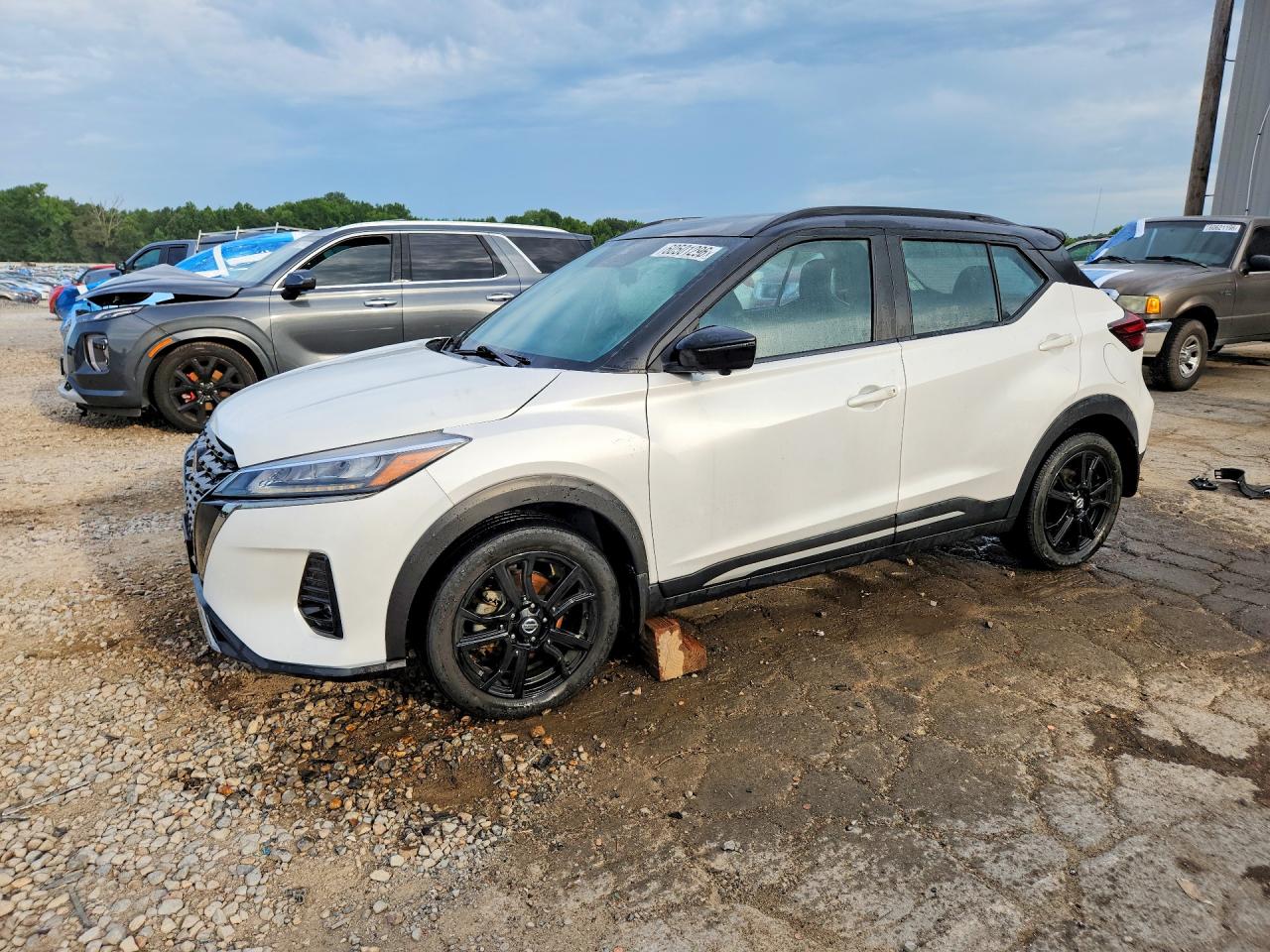 2021 NISSAN KICKS SR