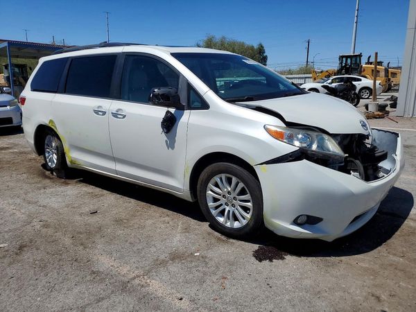 2017 TOYOTA SIENNA