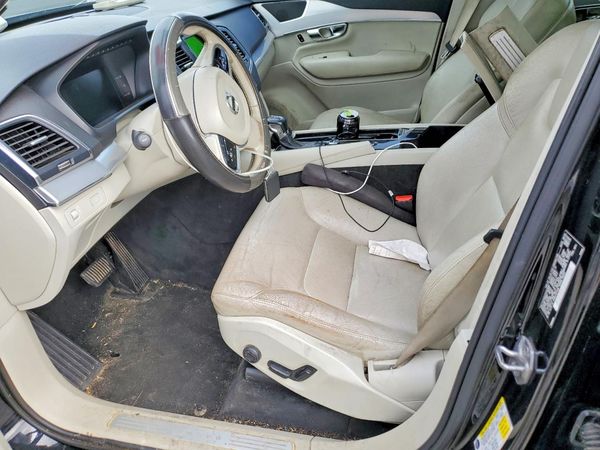 2017 VOLVO XC90 Momentum