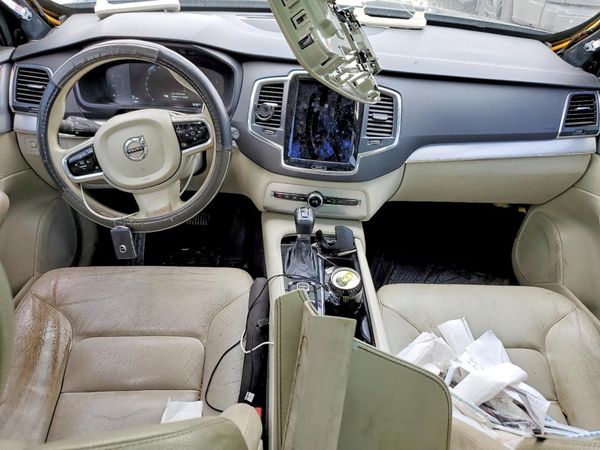 2017 VOLVO XC90 Momentum