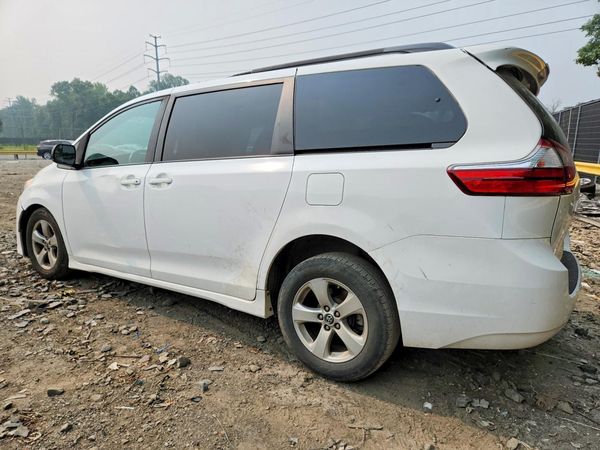 2019 TOYOTA SIENNA LE