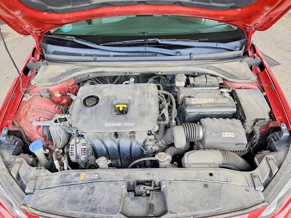 2017 HYUNDAI ELANTRA — Engine bay