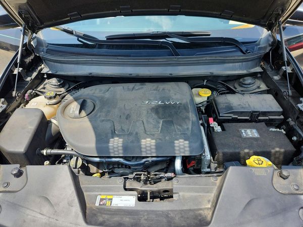 2014 JEEP CHEROKEE Limited — Engine bay