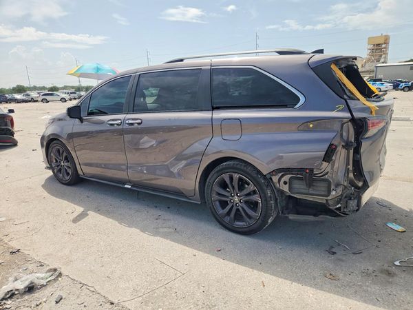 2022 TOYOTA SIENNA XSE
