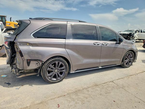 2022 TOYOTA SIENNA XSE