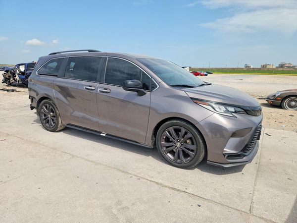 2022 TOYOTA SIENNA XSE