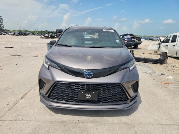 2022 TOYOTA SIENNA XSE
